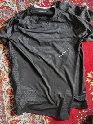 YoungLA Compression Shirt - Superman Collection, köpt på Vinted och endast testad av mig och tidigare ägaren, tyvärr för stor för mig och säljer därför vidare, betalning sker via Swish och köparen står för frakt (spårbart via PostNord) kan även mötas upp i Uppsala eller Gävle