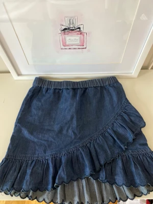 marinblå volangkjol - kjolen har spännband i midjan som kan användas men de är inte i så bra skick och låter när man drar i de❤️