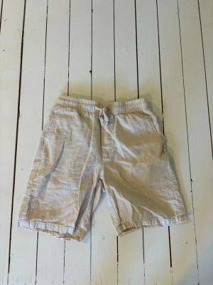 Linneshorts  - Jättefina beiga linneshorts från RYVLS i storlek 146/152. Köpta på Kidsbrandstore för 359kr.