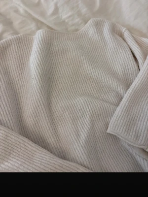 Vit ribbstickad tröja Miss Selfridge - Säljer en vit ribbstickad tröja från Miss Selfridge i storlek XS. Tröjan har en enkel, klassisk design med rund hals och långa ärmar. Perfekt för lager på lager och passar till det mesta. Materialet är mjukt och bekvämt.
