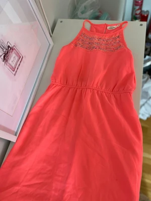 neon rosa klänning med detaljer  - bara att skriva för frågor eller så❤️