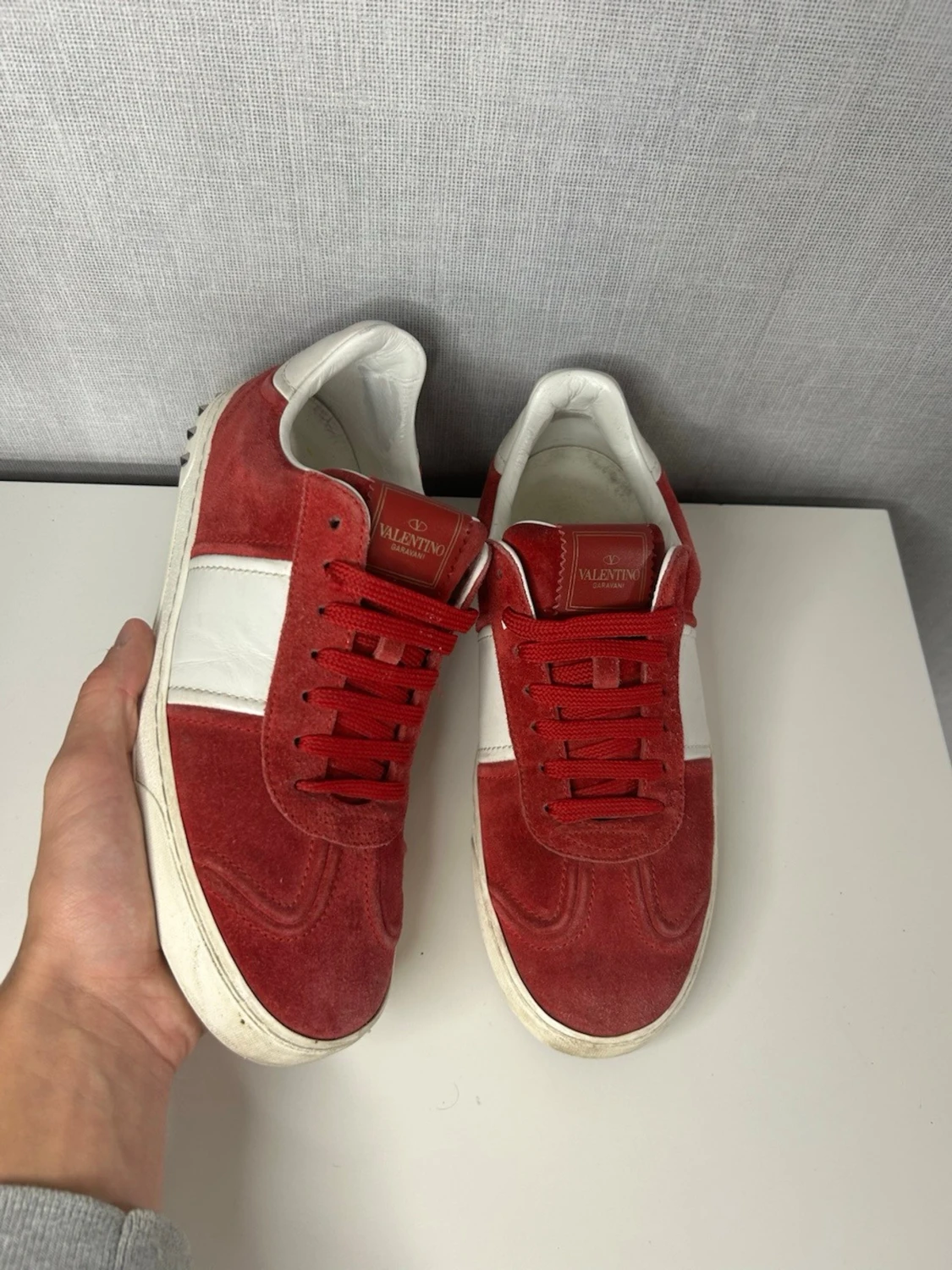 Röda och vita sneakers från Valentino