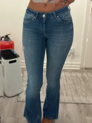 Blå bootcut jeans från Only💕 - Sorry för smutsig spegel💕 Kort på längden för mig som är 175💕