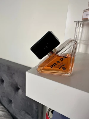 Prada Paradoxe - Säljer denna underbara parfym!! Som man ser på bilderna är den knappt använd🥰