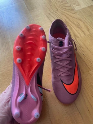 Nike Mercurial Vapor 16 PRO - Ag  - Mycket fina Nike Vapor 16 i modellen PRO för spel på konstgräs. Använda under ca 2 veckor då storleken inte passade som tänkt. Kvitto från Stadium finns. Storlek 39