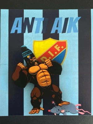 10 st djurgårds klibbor - Affisch med blåsvarta ränder, DIF-sköld och texten 'ANTI AIK'. En tecknad gorilla med Djurgårdsmössa står på en tecknad råtta. Perfekt för Djurgården-supportern som vill visa sitt stöd.