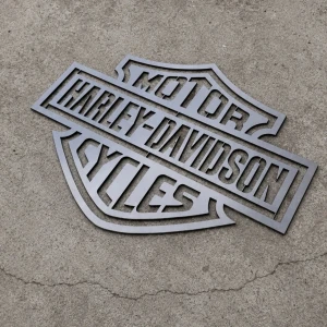 Harley-Davidson Emblem HD  3mm plåt 60x50 - Harley-Davidson laser utskuret emblem. Snygg att hänga upp i garage, man cave eller hemma hos hojälskaren. Måla den, spraya, lackera den i vilken färg du vill.