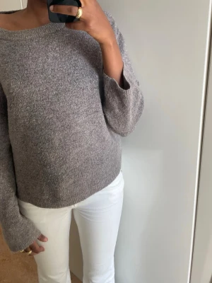 Ljusgrå oversized stickad tröja - Nice material. Köpt från Lager 157 men de har inte tröjan längre. Super snygg med ett par vita jeans, men passar lika bra till annat. Inga defekter 