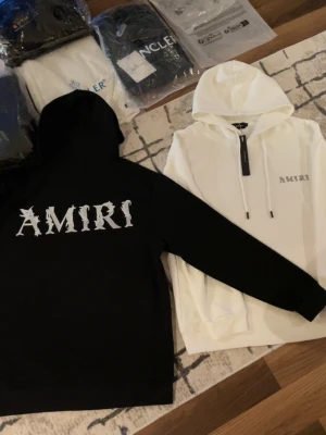 AMIRI hoodie vit - Säljer en helt ny Amiri hoodie i vit färg i storlek L, Passar perfekt i storlek M! Berätta hur lång och hur mycket du väger så kollar jag om den passar. Håller dig stilig och du kan matcha den på olika stiller. Passa på och köp.. ( Den svarta finns i min profil )