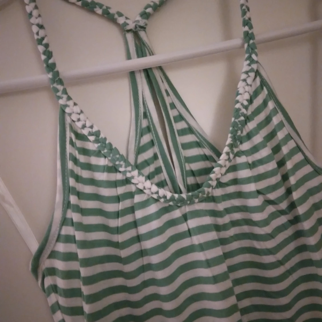 Randigt grön / vit linne / topp. Strlk: XS. Viskos. Helt NY & OANVÄND.