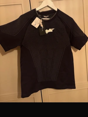 Youngla compression shirt  - Tjena! Säljer nu en compression shirt from droppet dark night av youngla som kom i ett väldigt limiterat antal. Skitsnygg med den är lite för stor för mig. Hör av er om ni är intresserade! 😊