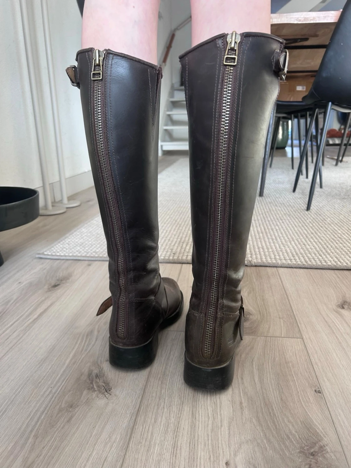 Mörkbruna höga Johnny Bulls läderstövlar med spännen - 1