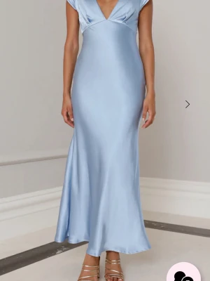 Balklänning  - Superfin ljusblå satin balklänning från hello molly!!! I strl XS. Aldrig använd, lapparna kvar. (Därav priset)