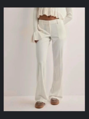 Low Waist Vita kostymbyxor från Nelly - Vita låg midjade  kostymbyxor från Nelly, aldrig använts🤍
