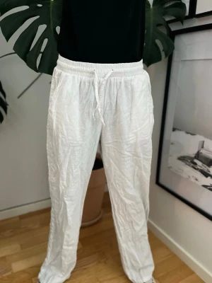 Vita linnebyxor - Ett par luftiga vita linnebyxor från Lindex i storlek 164.