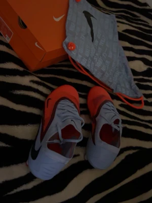 Nike Phamtom - Nike Phamtom fotbollsskor. Naturgräsdobbar