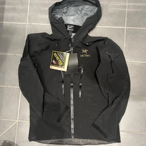 Arcteryx alpha sv jacka - Tja säljer denna Arcteryx jackan nu till vintern. Jackan är helt orörd och kommer med taggar. Kvitto finns även! Har du en fråga är det bara att höra av sig! ✅(priset ej hugget i sten)