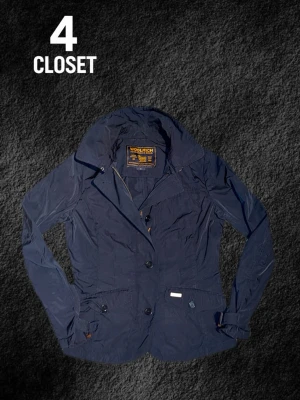 Blå Woolrich Fieldjacket S/XS - En mörkblå stilren fieldjacket ifrån Woolrich med nypris på ungefär 3500kr!Den har fickor på magen med en silver bricka med Woolrich tryck! Jackan är i storlek S men sträcker sig ner mot XS då den är lite mindre i storlek. Skriv för frågor och funderingar, priset går att diskutera! ✅🤝