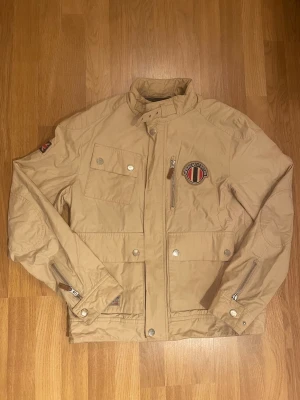 Feild jacket från Morris  - Snygg feild jacka från Morris      Storlek M men sitter som S. Mycket bra skicka utan defekter. Snygga detaljer på jackan som gör att just den är unik📬😍Bara att skicka vid funderingar ✅