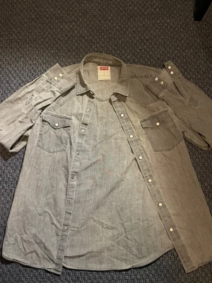 Levis jeansskjorta M - Levis jeansskjorta storlek Slimfit M. Inget fel, passar inte längre bara