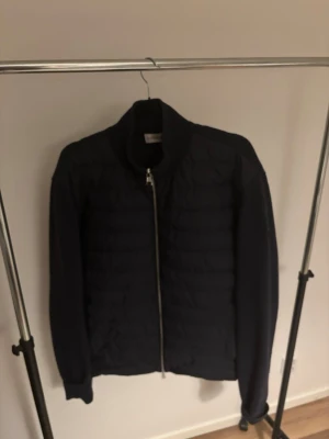 Blå mörkmoncler cardigan  - Säljer en relativt ny moncler cardigan inga defekter helt äkta finns kvitto kan även skicka med de om det skulle behövas köpt i marbella på moncler butiken stl xl 