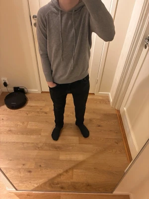 Grå merinoull tröja - En grå och stilren merinoull tröja. Har använt flertals gånger men inga defekter. Bara att höra av sig vid funderingar.