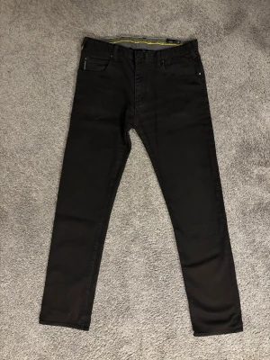 Armani jeans i regular fit  - Ett par svarta Armani jeans i storlek 34/34 i regular fit. Jeansen är knappast använda och har inga defekter. Nypris 2299kr. Skriv gärna vid frågor och funderingar!😃✅
