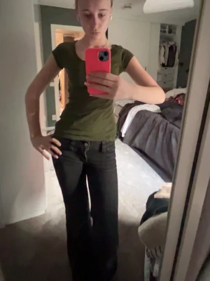 Olivgrön topp - Snygg olivgrön topp!! Kommer tyvärr inte till användning❣️ pris kan diskuteras vid snabbt köp