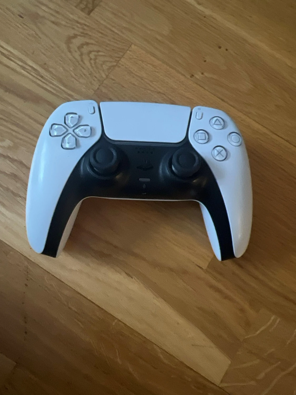 Vit PlayStation 5 med två kontroller - 2