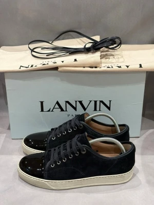 Mörkblå Lanvins DBB1 - Mörkblå Lanvins DBB1 | Skick - 9,5/10 | Inga defekter | Storlek - uk6/40 sitter som 41/42 | Box, 2 dustbag + extra snören medföljer vid köp | Hör av er vid frågor eller funderingar 🙌