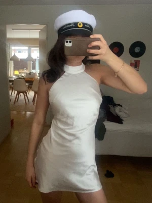 Satin studentklänning - Hör av er vid intresse! Passar perfekt till studenten❤️ge gärna prisförslag!