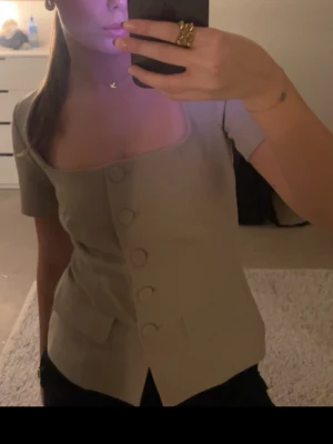 Beige kortärmad blus med knappar - Jättefin topp, använd bara fåtal gånger. Buda gärna!!!