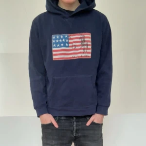 Mörkblå denim & supply Ralph Lauren hoodie - Säljer en sjukt fet denim & supply hoodie från Ralph Lauren. Hoodien är i bra skick utan nåra defekter och är färgen mörkblå. Den är i strl 18-20 vilket motsvarar ungefär strl S! Hör gärna av er vid frågor elr funderingar!!