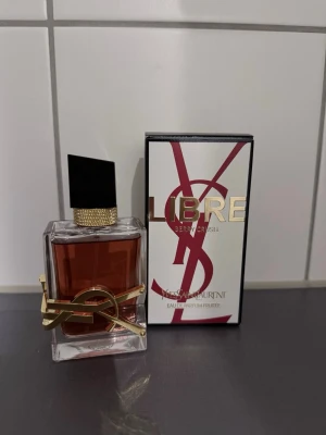 Yves Saint Laurent Libre Berry Crush parfym - Säljer denna parfym då den liknar andra jag redan har. Använd endast 10 sprut.                               Nypris 1190 kr.                                                    Kommer med originalkartong.