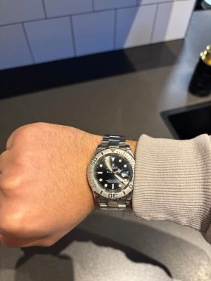 Herr klocka yatch master - En rol… klocka yatch master. 41 MM helt ny 5/5 skick oanvänd. Endast testad för bilder. Inga repor helt ny.