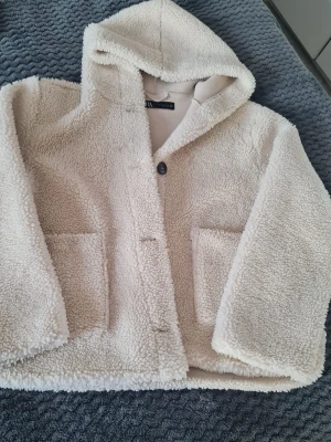 Beige teddyjacka med huva från Zara - Använde den några gånger för några årsen och den är perfekt för vintern, den höll mig väkdigt varm när det var kallt ute. Fickorna är också stora så det är mer säkert att lägga telefonen där än i bakfickan. 