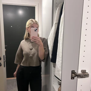 Beige kofta med stora knappar från Zara - Aldrig använd. Nypris 399. Säljer då jag glömde returnera 