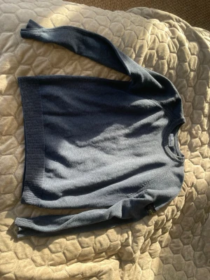 Mörkgrå stickad Stone Island Tröja - Snygg mörkgrå stickad tröja från Stone Island. Det är en junior modell och den är i storlek 170. Hör av dig om du har några funderingar! 