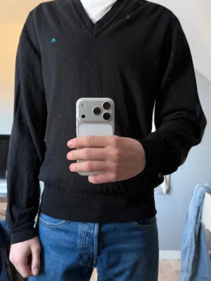 Stickad J Lindberg tröja - Svart stickad J Lindberg tröja i v-ringad hals. Ingen lapp för storlek men sitter som en xs/s. 100 % MERINOULL ULL! Skriv vid fler frågor. 