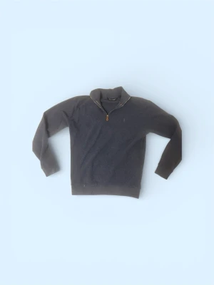 Ralph lauren tröja - Mörkblå tröja med halv dragkedja och ståkrage. Tröjan har långa ärmar och ribbade muddar vid ärmslut och nederkant. Perfekt för lager på lager och enkel att matcha med jeans eller chinos.