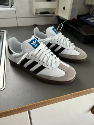 Adidas’s samba OG - Säljer dessa riktigt snygga adidas samba k storlek 40 som är perfekta nu till våren/sommar. Dom är bara använda en gång när jag provade dom men var för små. Säljer billigt pga lådan är slängd. Skriv för minsta fundering!