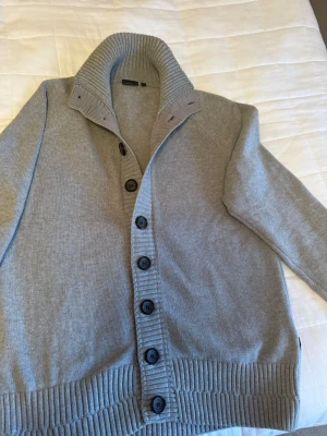 Stickad cardigan - Stickad cardigan från Matinique nypris ligger runt 2000 kr mitt pris 649kr , väldigt bra skick, storlek L, skriv vid minsta lilla fundering, pris ej hugget i sten!