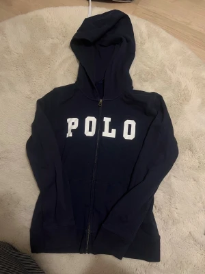 Marinblå hoodie från Polo Ralph Lauren - Zip hoodie ifrån polo raulph lauren, i barn storlek XL men passar en XS i normala storlekar 😇