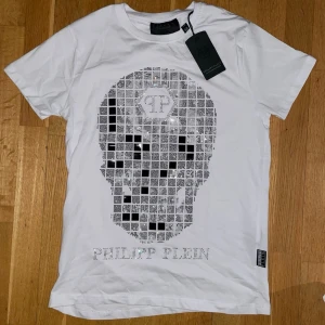 Philipp Plein T-Shirt-Vit, Strl XL - Helt ny. Fin replika med hög kvalitet. EU|XL Pris: 949:- Först till kvarn. Skickas direkt inom 24h.
