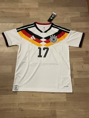 Tysklands matchtröja Adidas Wirtz 17 storlek s - Vit matchtröja från Adidas för Tysklands landslag med nummer 17 och namnet Wirtz på ryggen. Tröjan är perfekt inför Vm!