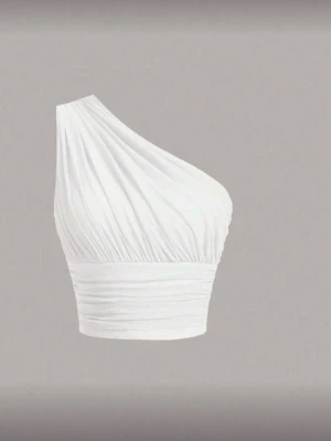 Oneshoulder topp i vitt och brunt - Säljer två snygga oneshoulder toppar i vitt och brunt. De har draperad design och bred resår i midjan för en tight passform. Perfekta att styla med höga jeans eller kjol för en trendig look. 1 för 30 eller båda för 50kr