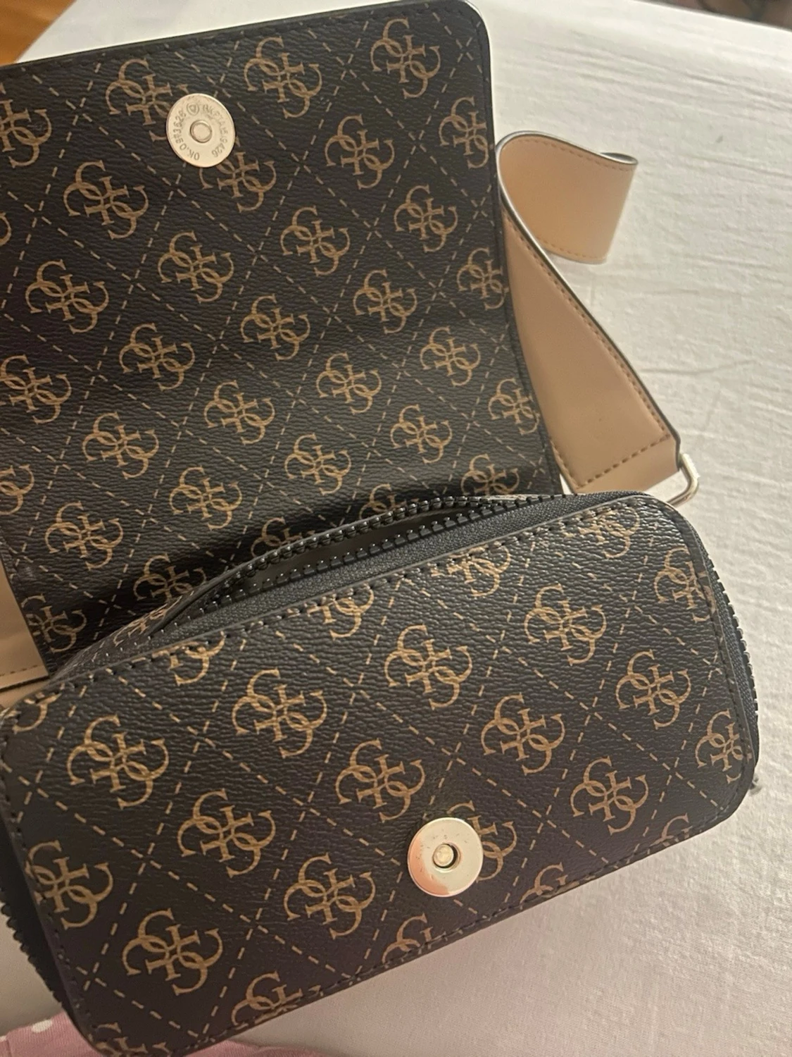 Guess axelväska  - 1