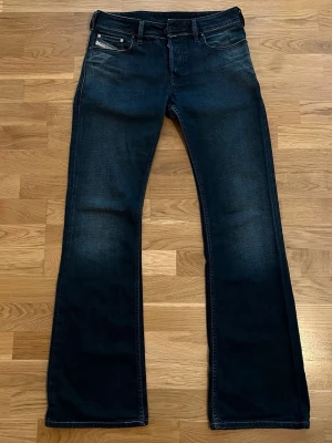 Bootcut Diesel Zathan Jeans - Otroligt snygga och ovanliga vintage bootcut diesel jeans | Modell: Zathan | Tvätt: 0060F | Made in Italy | Tillverkade år 2005 | Högre kvalitet än moderna diesel jeans | Storlek 28x34 | Mycket bra skick annat än väldigt minimal heelbite och liten fläck vid höger lår som knappt syns (se bild 7) |  Hör av er vid ytterligare frågor!