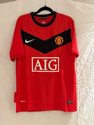 Manchester United Scholes 18 - Säljer en snygg retro Manchester united tröja från säsongen 09/10. Bakom ryggen så gömmer sig Scholes nummer 18. Perfekt för dig som vill ha en snygg retro tröja. Bara att höra av sig vid frågor. 