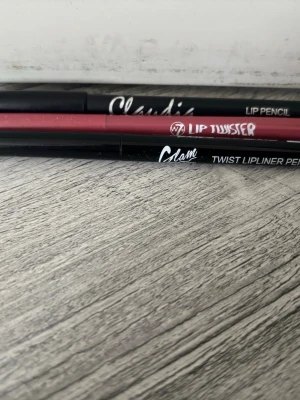 Läppennor från W7 och Glam - Säljer tre läppennor: en mörkrosa W7 Lip Twister och två svarta Glam Twist Lipliner Pencil. Pennorna har twist-up funktion och ger en definierad läppkontur. Perfekta för att skapa snygga läppar med precision. Färgerna är rosa och mörkrosa.